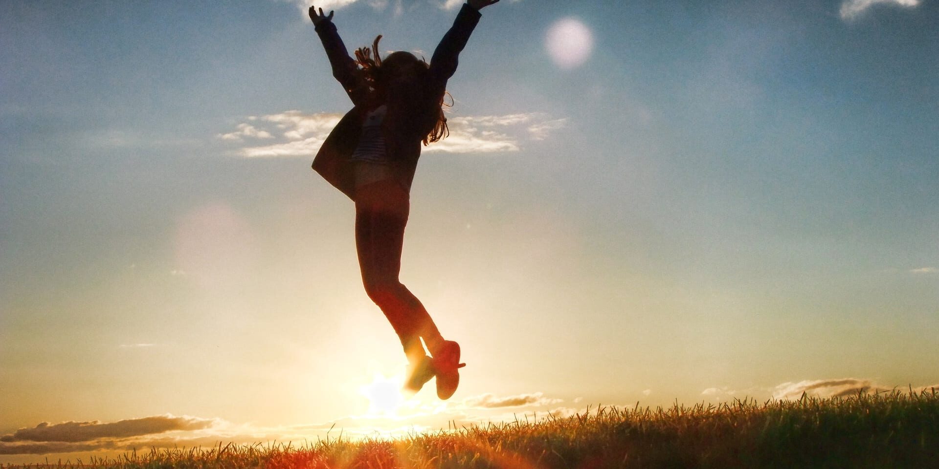 hand-landscape-person-mountain-people-sun-580993-pxhere.com